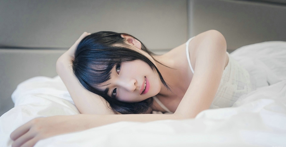 初夏清晨酒店内明眸皓齿的白皙妹子吊带蕾丝裙写真