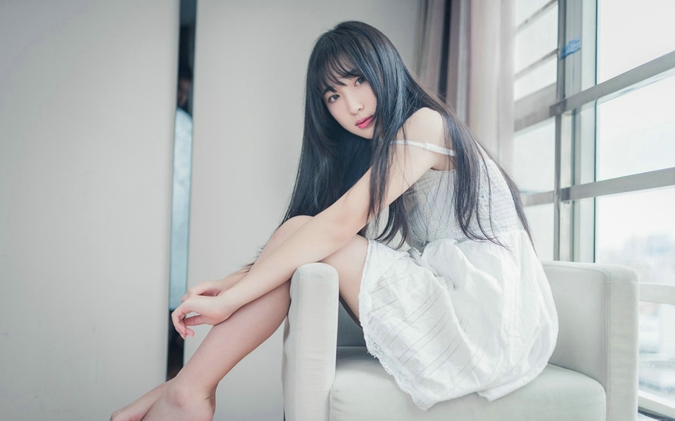 初夏清晨酒店内明眸皓齿的白皙妹子吊带蕾丝裙写真