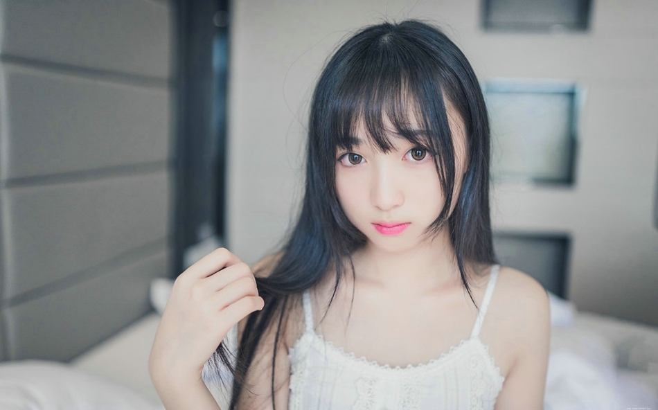 初夏清晨酒店内明眸皓齿的白皙妹子吊带蕾丝裙写真