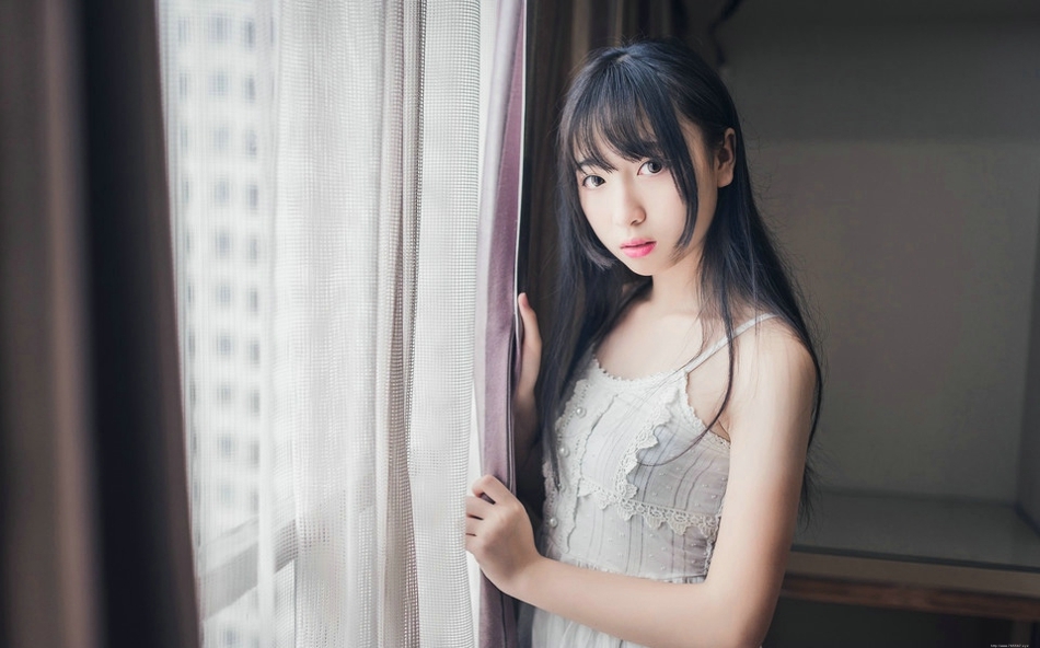 初夏清晨酒店内明眸皓齿的白皙妹子吊带蕾丝裙写真