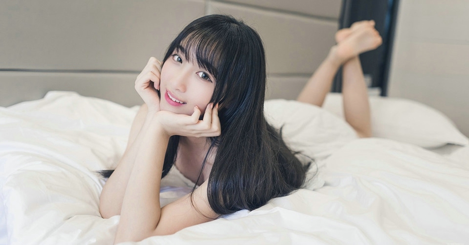 初夏清晨酒店内明眸皓齿的白皙妹子吊带蕾丝裙写真