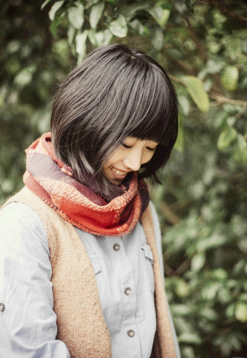 森系短发妹子户外清新笑脸迷人