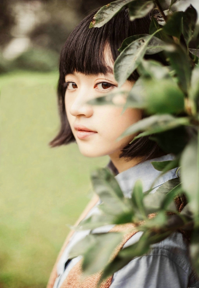 森系短发妹子户外清新笑脸迷人