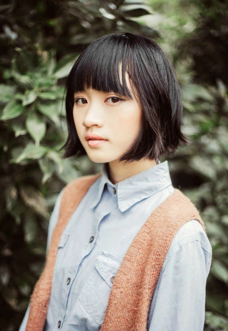 森系短发妹子户外清新笑脸迷人