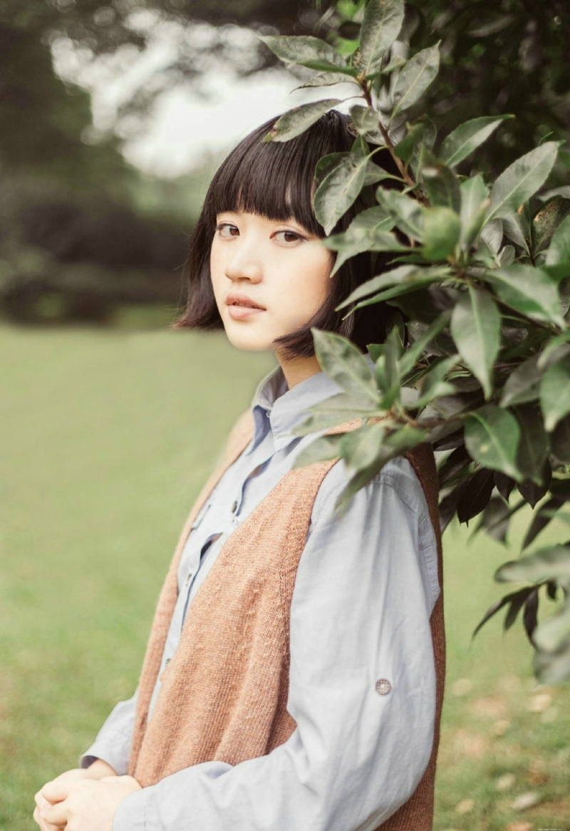 森系短发妹子户外清新笑脸迷人