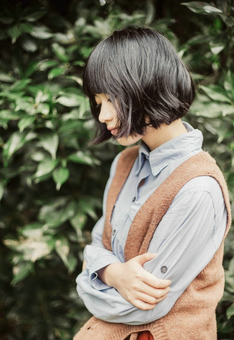 森系短发妹子户外清新笑脸迷人