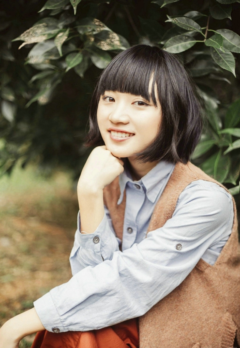 森系短发妹子户外清新笑脸迷人