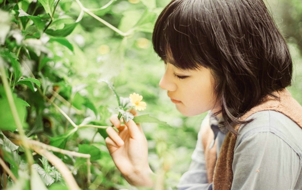 森系短发妹子户外清新笑脸迷人