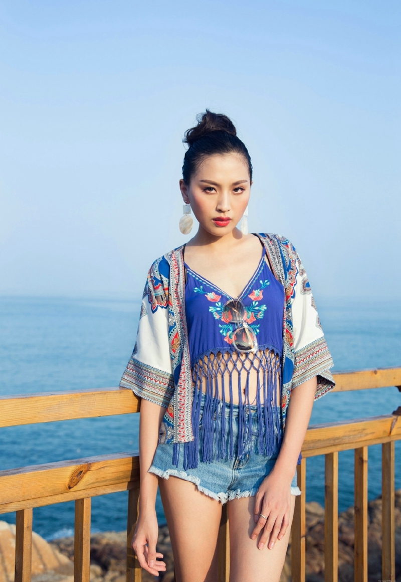 海岸边气质民族风美女侧颜无敌