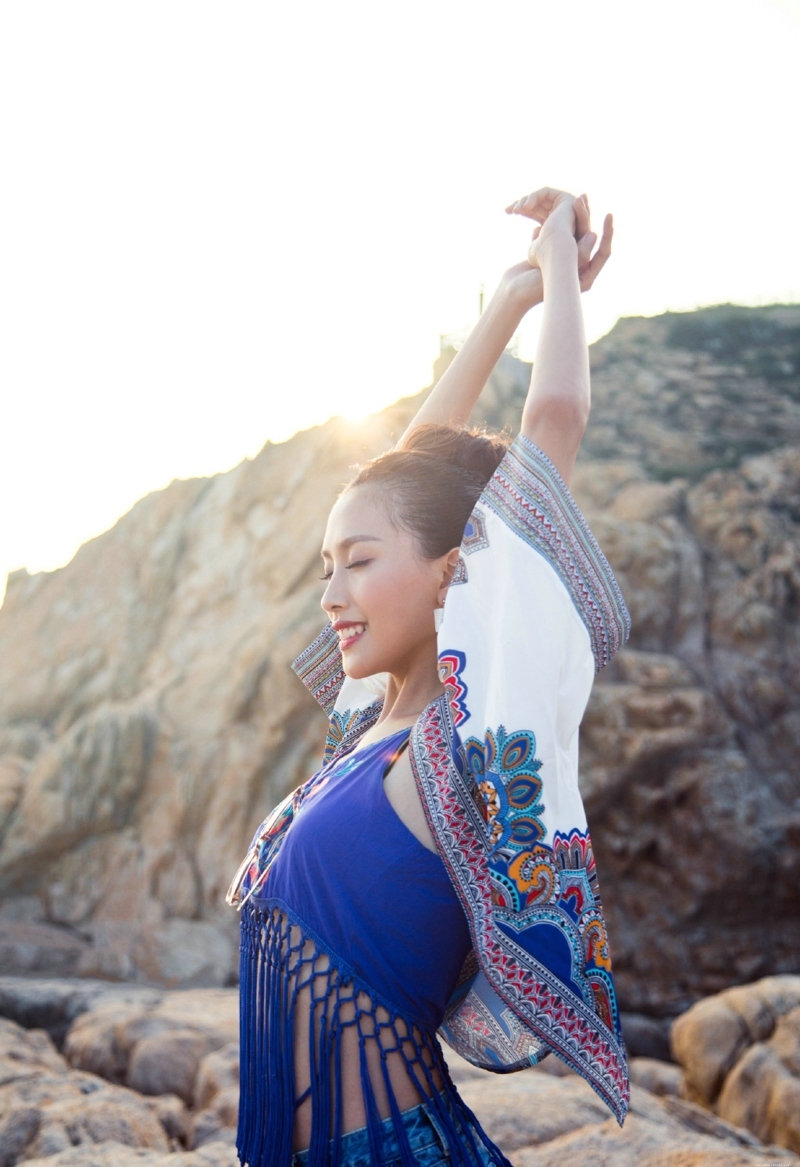 海岸边气质民族风美女侧颜无敌