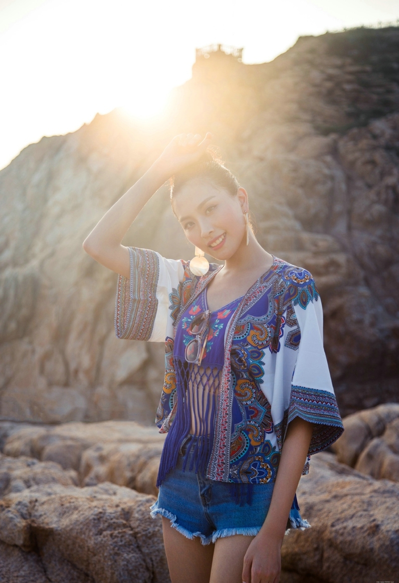 海岸边气质民族风美女侧颜无敌