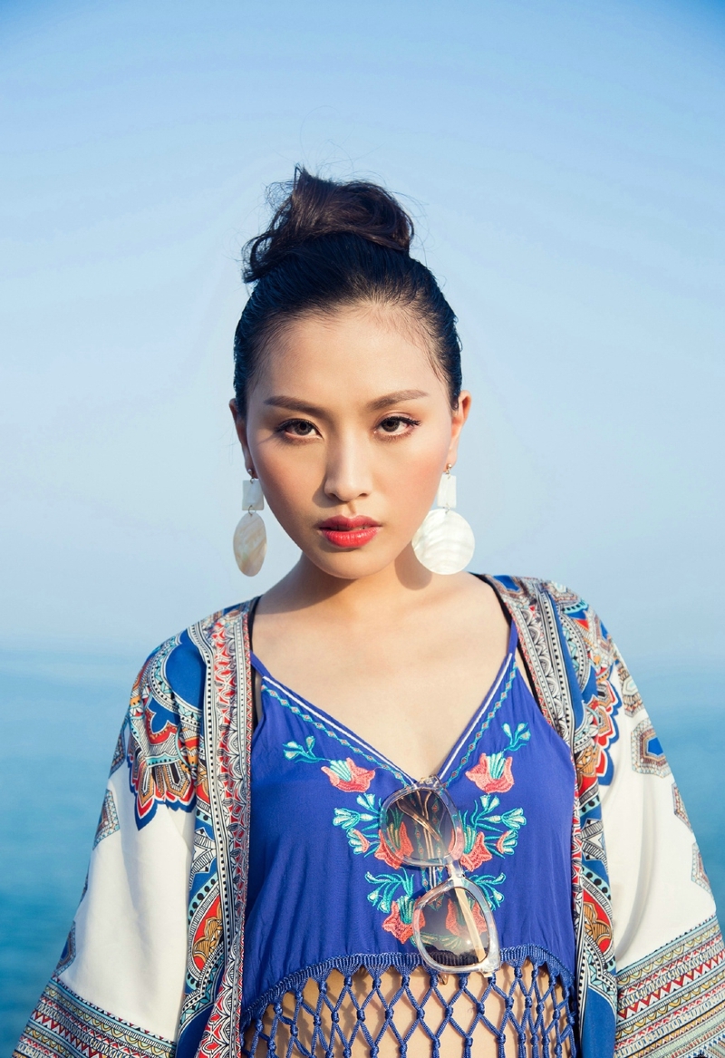 海岸边气质民族风美女侧颜无敌