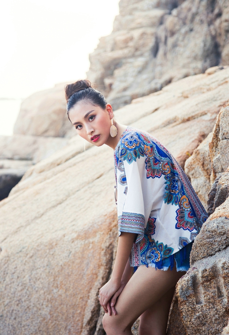 海岸边气质民族风美女侧颜无敌
