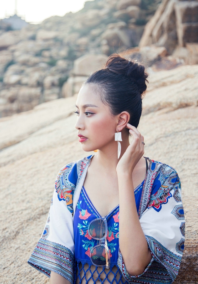 海岸边气质民族风美女侧颜无敌