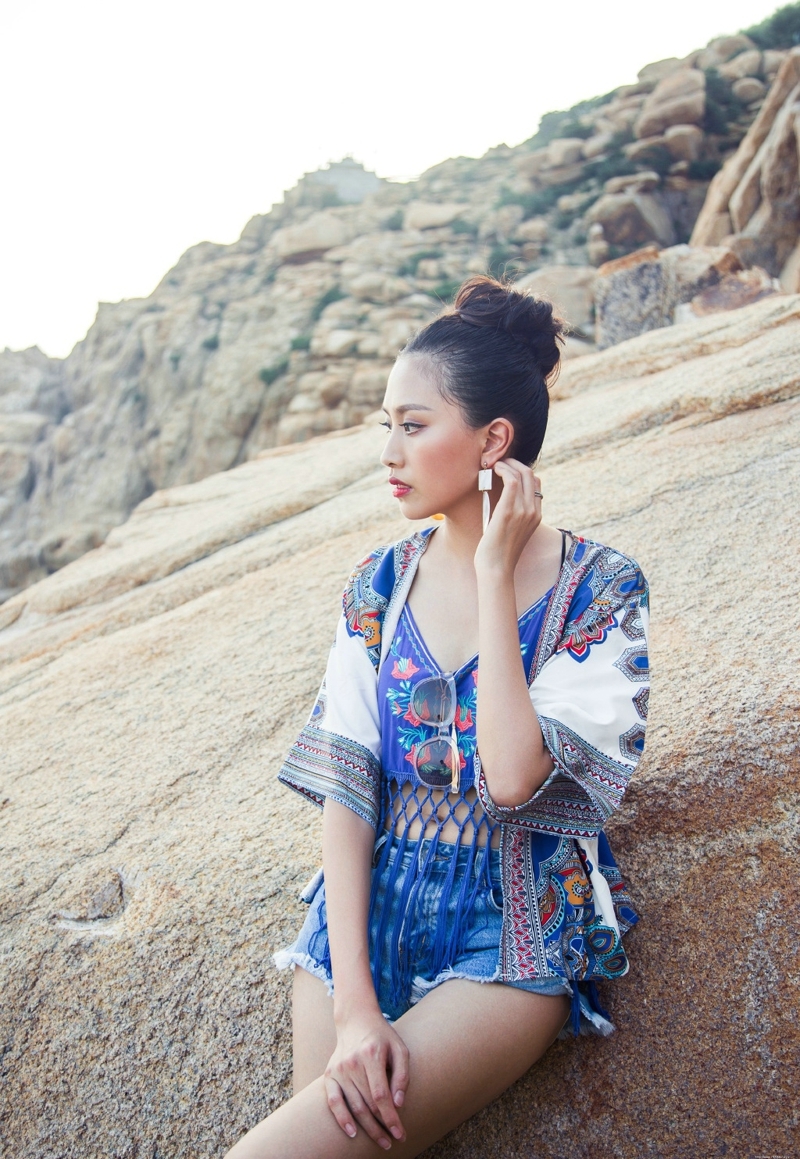 海岸边气质民族风美女侧颜无敌