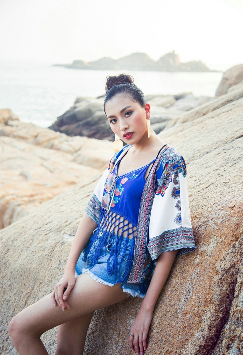 海岸边气质民族风美女侧颜无敌