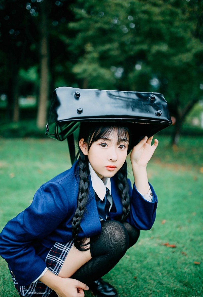 草坪上的日系学院风麻花辫妹子纯真可爱