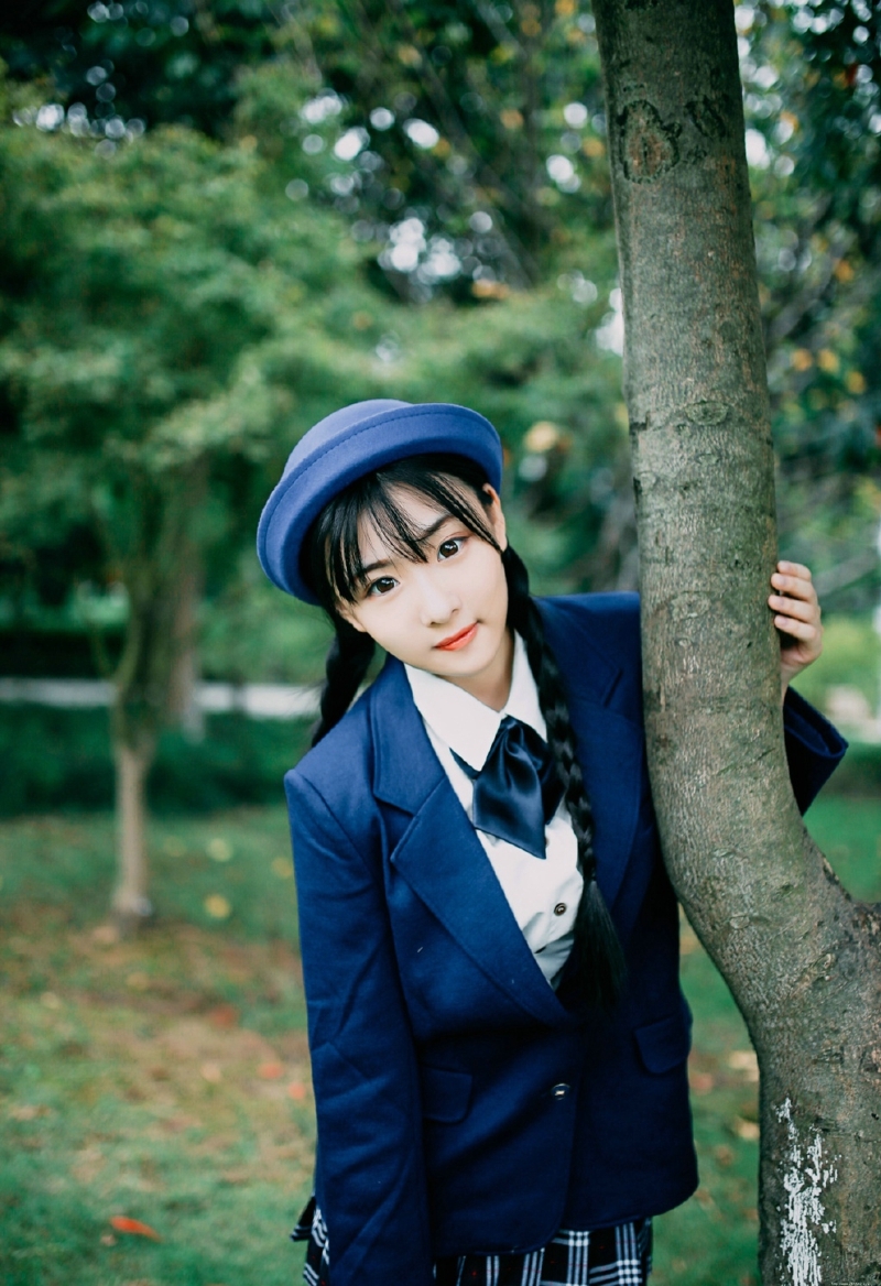 草坪上的日系学院风麻花辫妹子纯真可爱