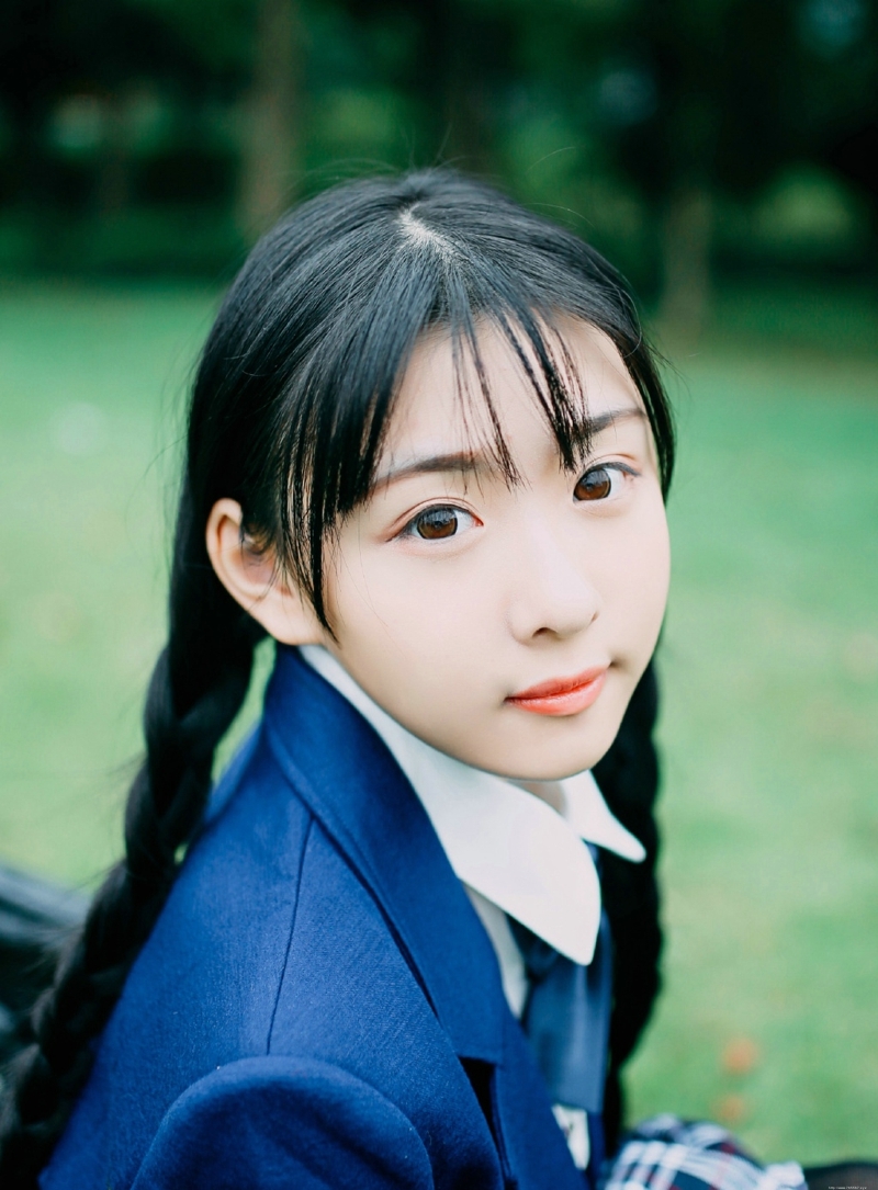 草坪上的日系学院风麻花辫妹子纯真可爱