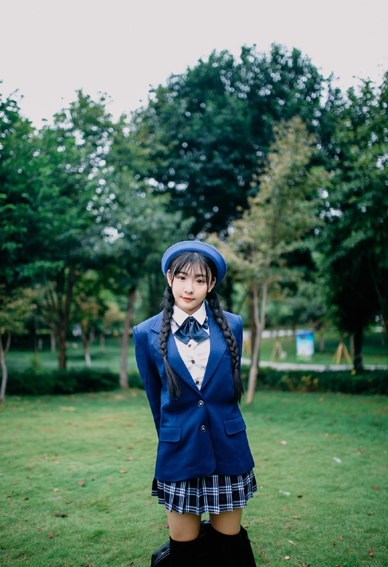 草坪上的日系学院风麻花辫妹子纯真可爱