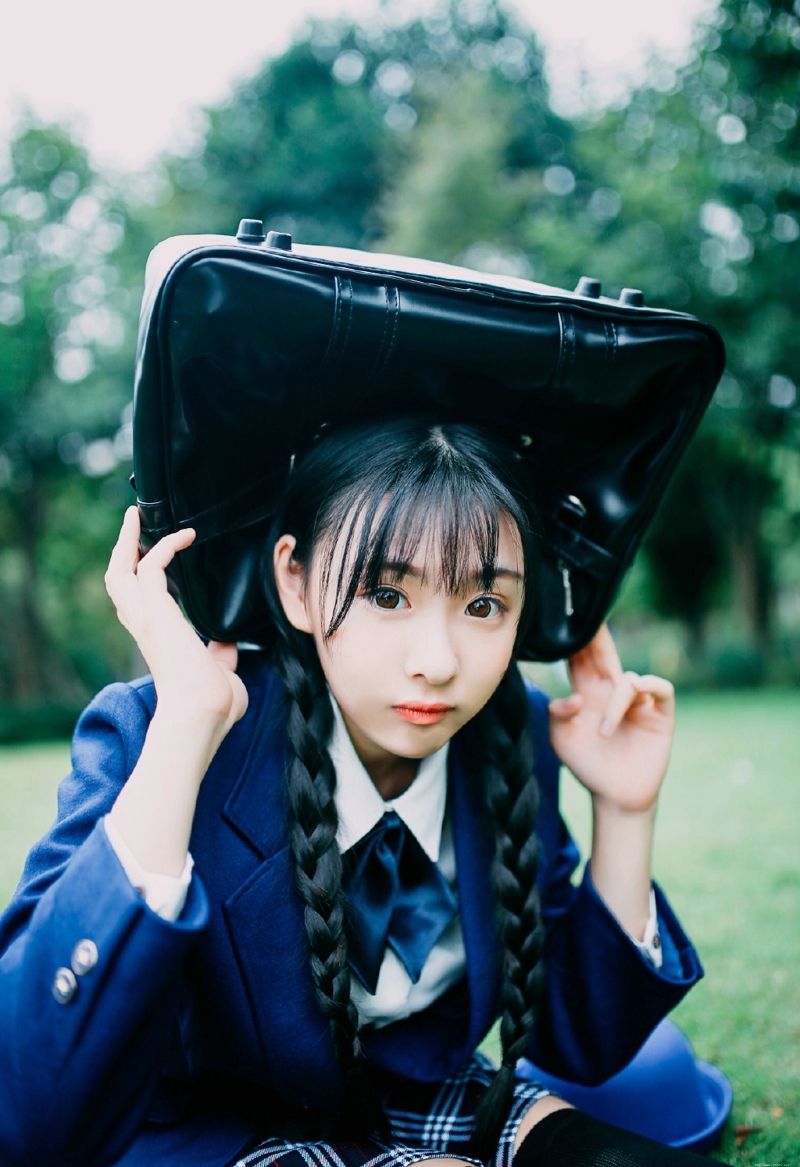 草坪上的日系学院风麻花辫妹子纯真可爱