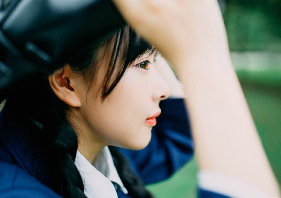 草坪上的日系学院风麻花辫妹子纯真可爱