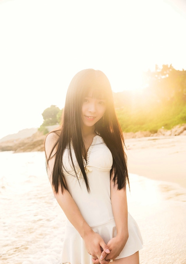 夏日海滩直发美女比基尼露背身材火辣