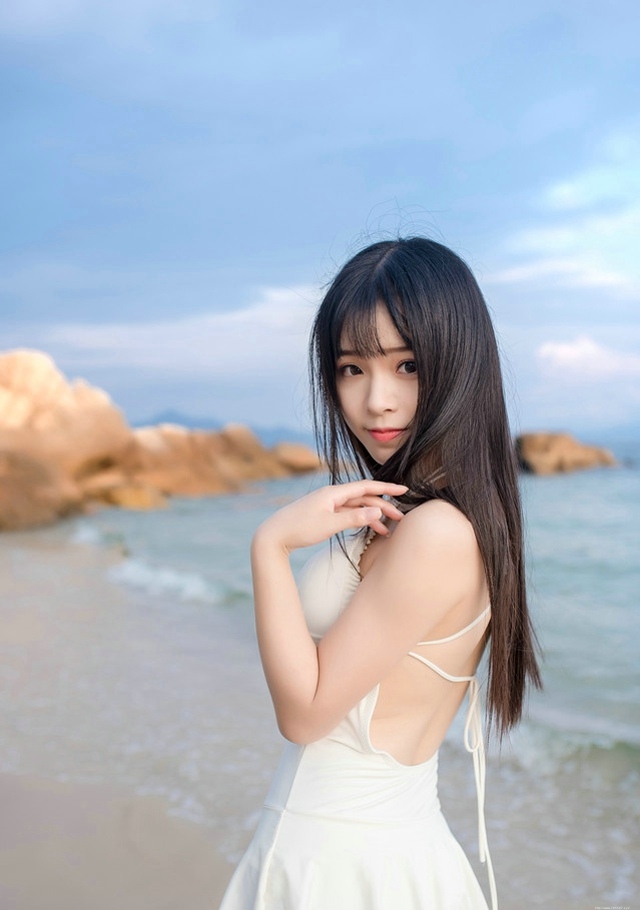 夏日海滩直发美女比基尼露背身材火辣