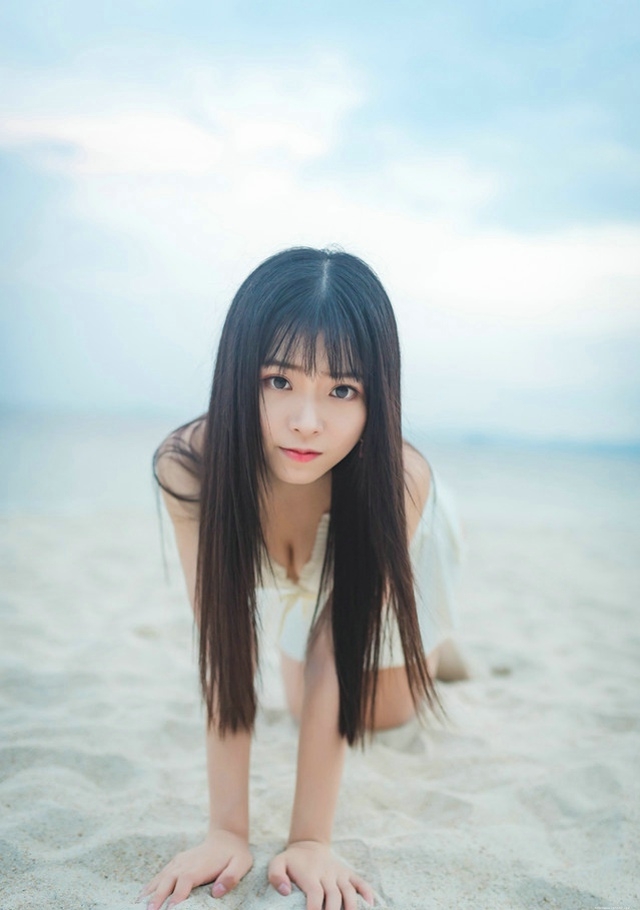 夏日海滩直发美女比基尼露背身材火辣