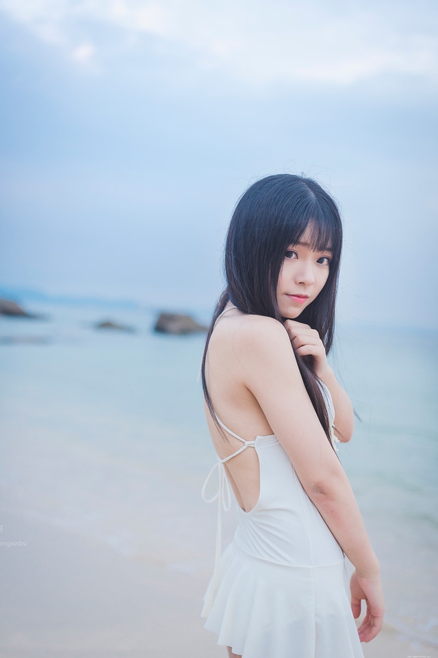 夏日海滩直发美女比基尼露背身材火辣