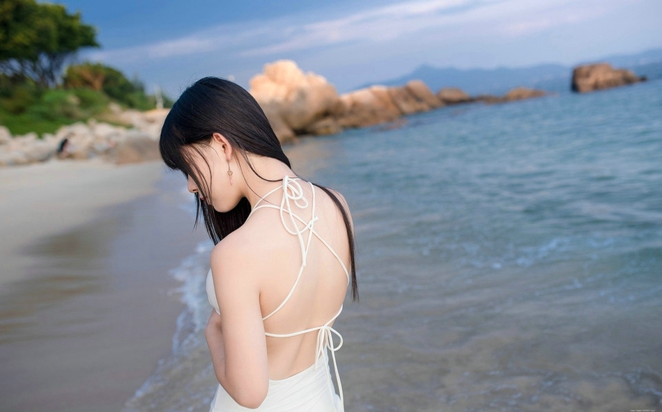 夏日海滩直发美女比基尼露背身材火辣