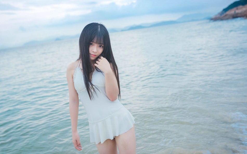 夏日海滩直发美女比基尼露背身材火辣