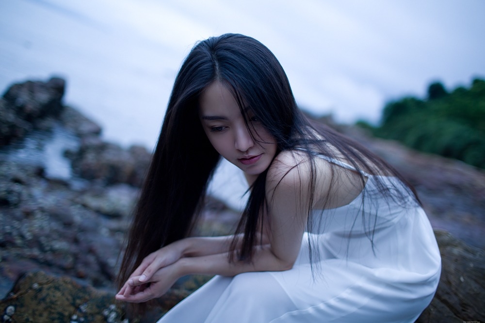 乌黑长直发大眼高鼻梁美女吊带海岸唯美写真