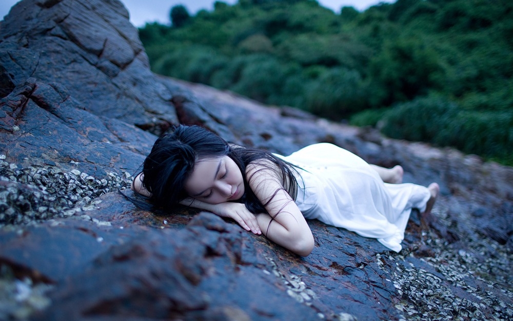 乌黑长直发大眼高鼻梁美女吊带海岸唯美写真