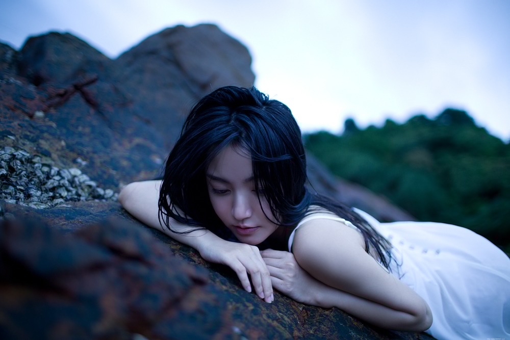 乌黑长直发大眼高鼻梁美女吊带海岸唯美写真