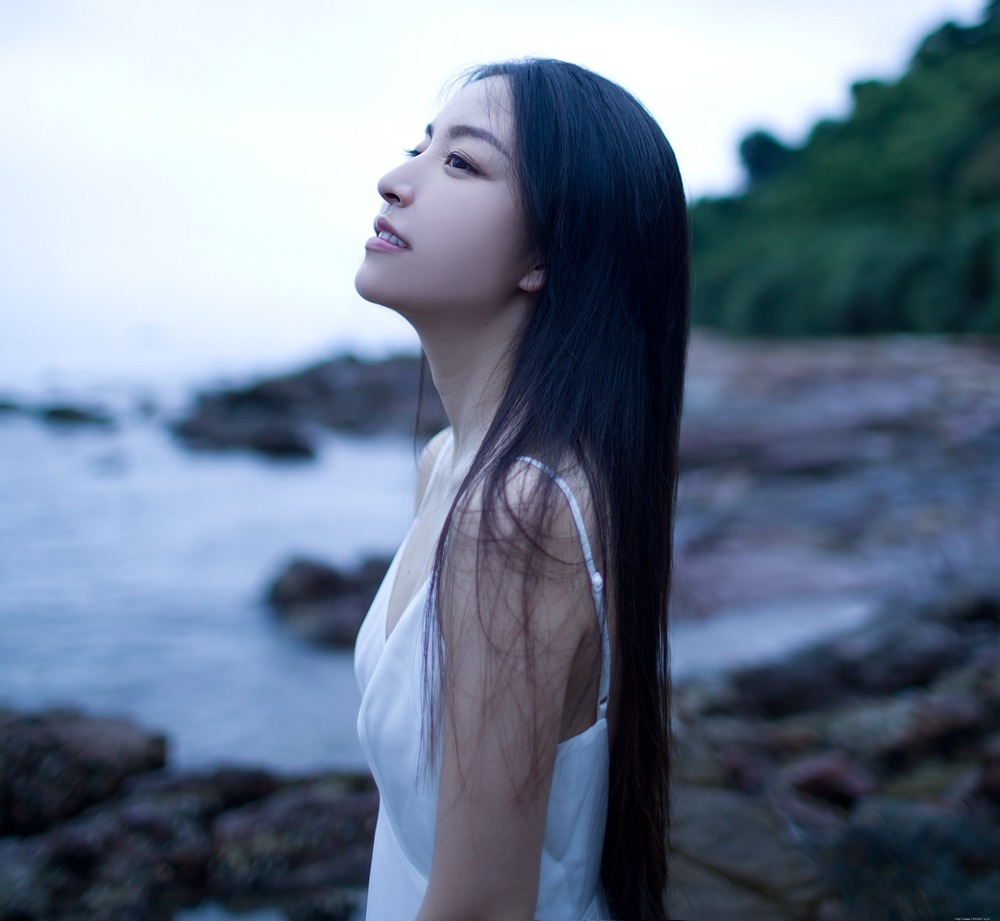 乌黑长直发大眼高鼻梁美女吊带海岸唯美写真