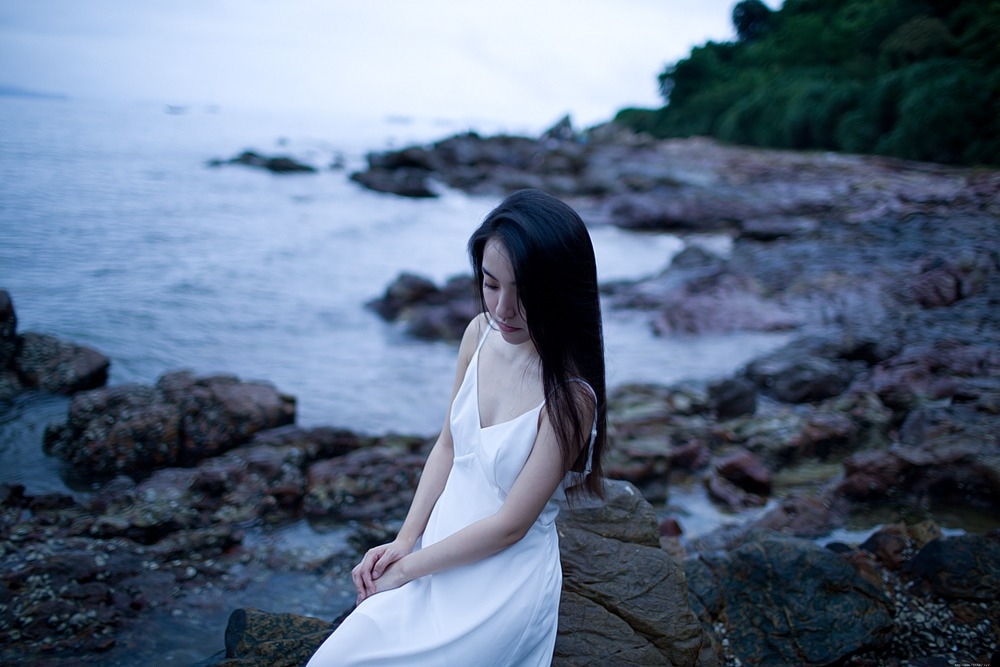 乌黑长直发大眼高鼻梁美女吊带海岸唯美写真