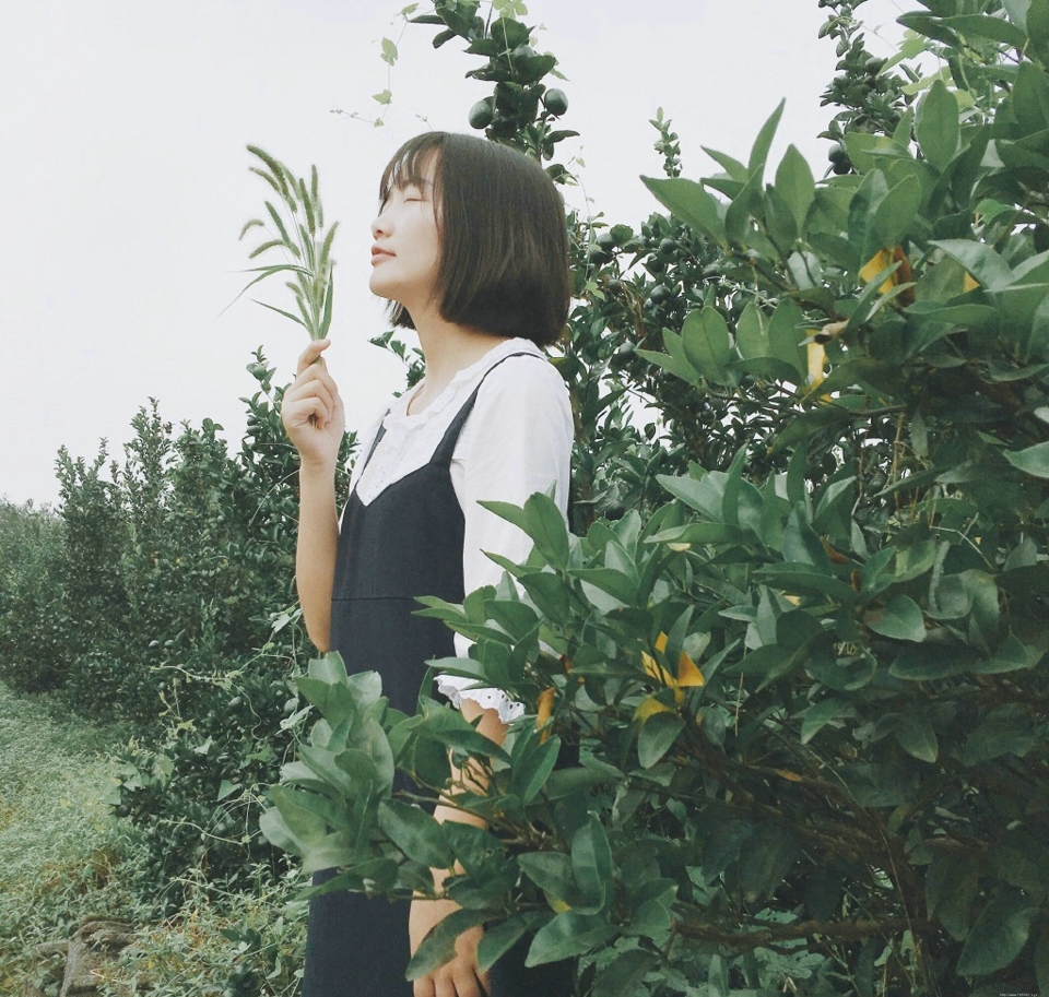 户外娇小可爱妹子元气活力十足