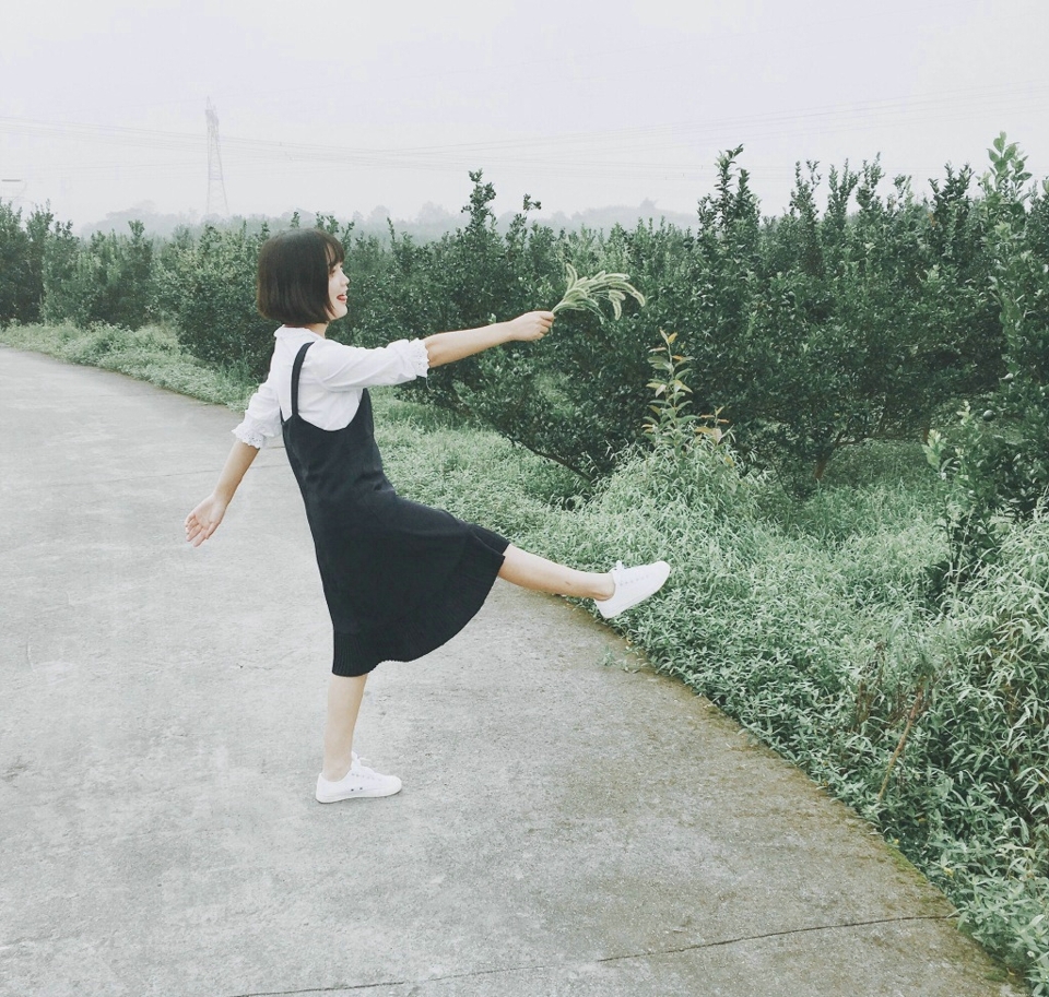 户外娇小可爱妹子元气活力十足