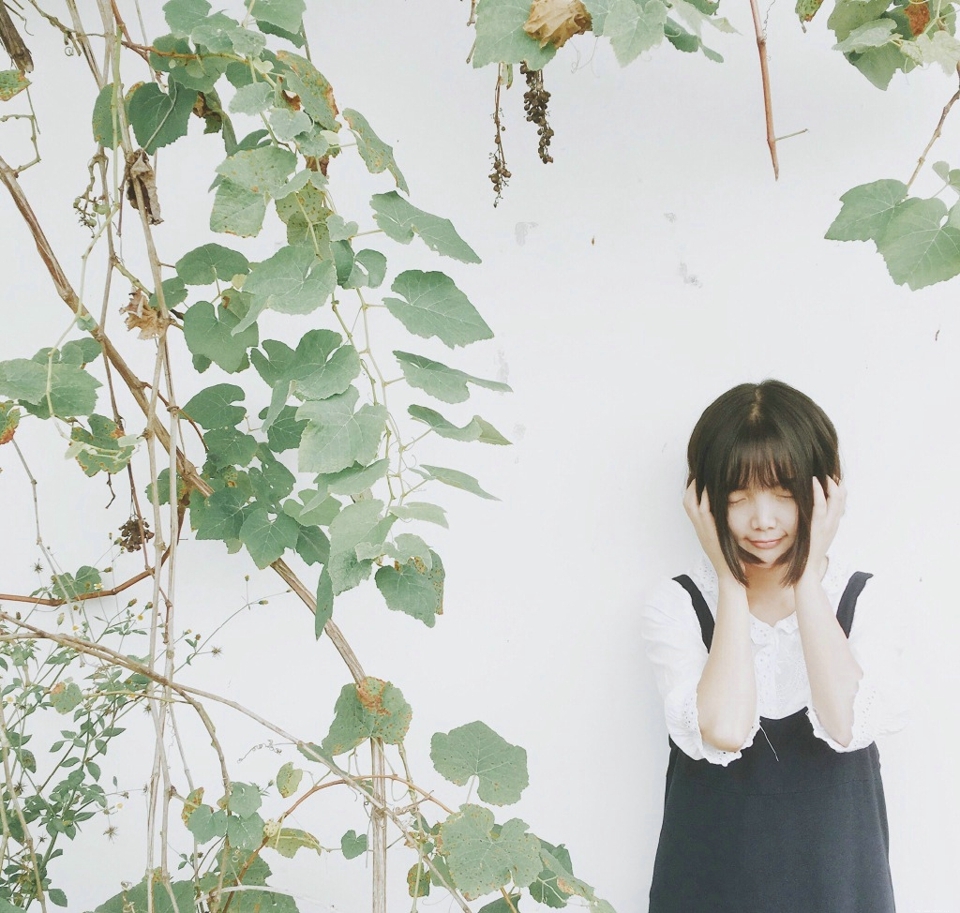 户外娇小可爱妹子元气活力十足