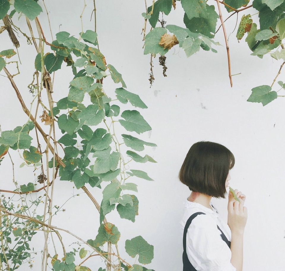 户外娇小可爱妹子元气活力十足