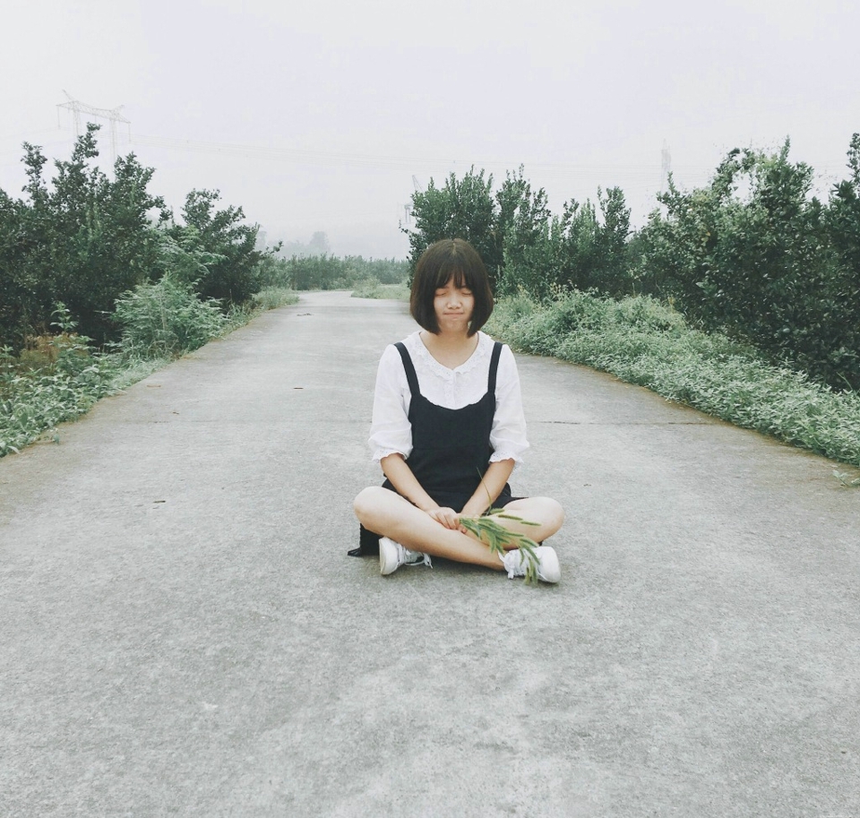 户外娇小可爱妹子元气活力十足