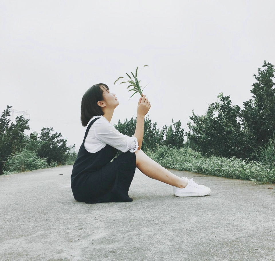 户外娇小可爱妹子元气活力十足