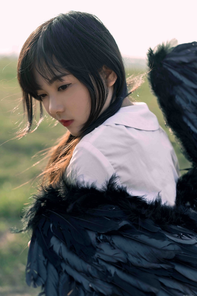 折翼的黑天使眼神魅惑倒在草坪上孤独