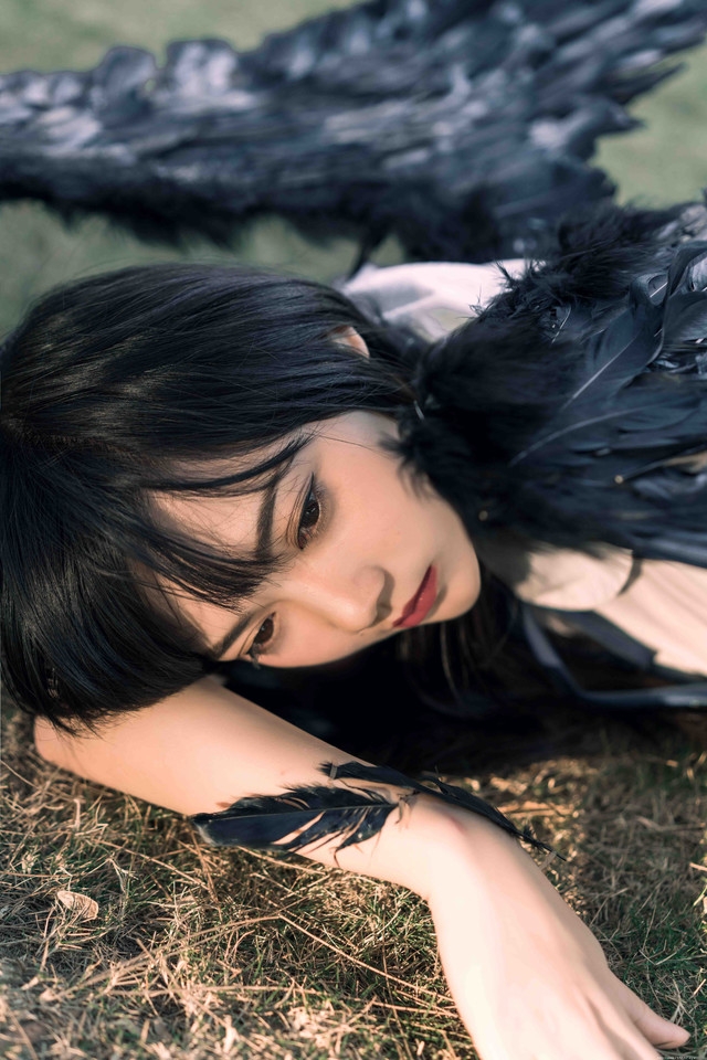 折翼的黑天使眼神魅惑倒在草坪上孤独