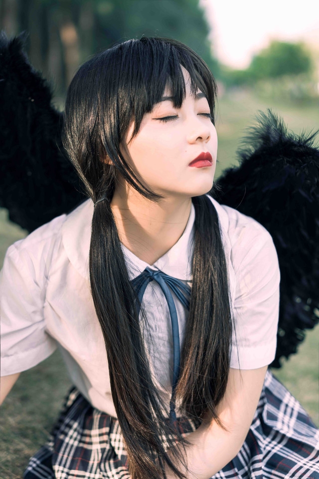 折翼的黑天使眼神魅惑倒在草坪上孤独