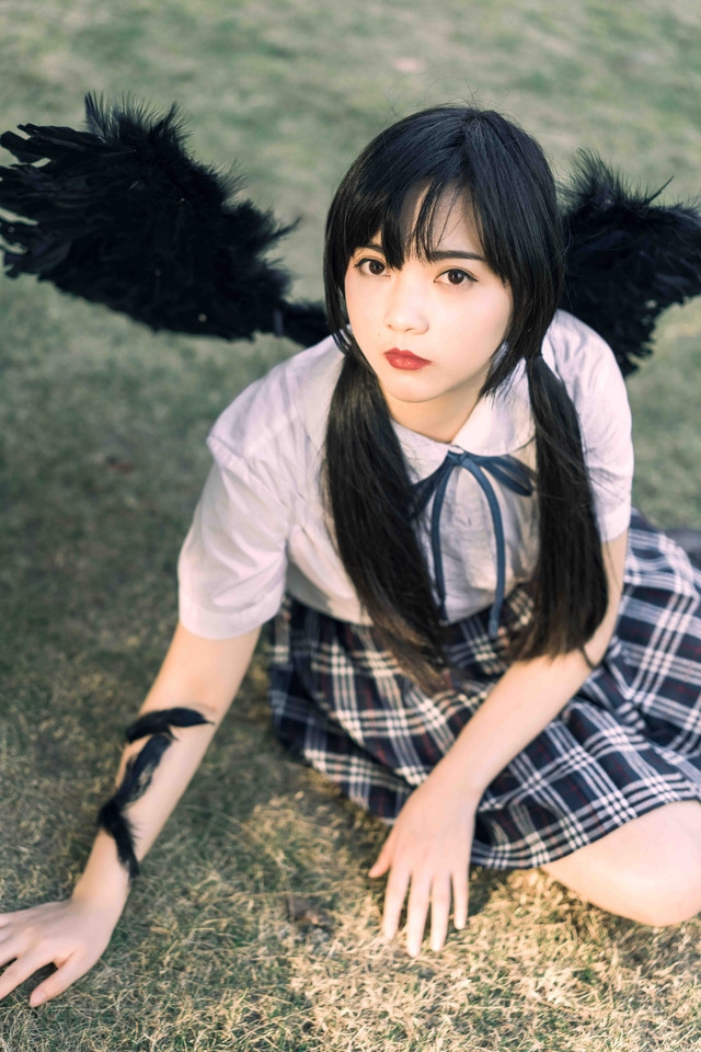 折翼的黑天使眼神魅惑倒在草坪上孤独