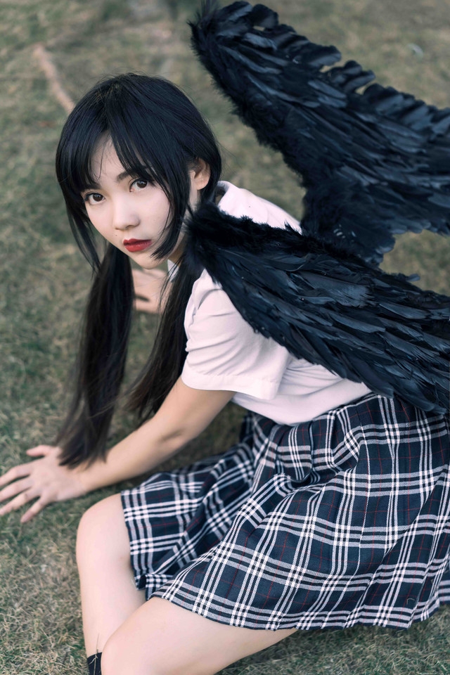 折翼的黑天使眼神魅惑倒在草坪上孤独