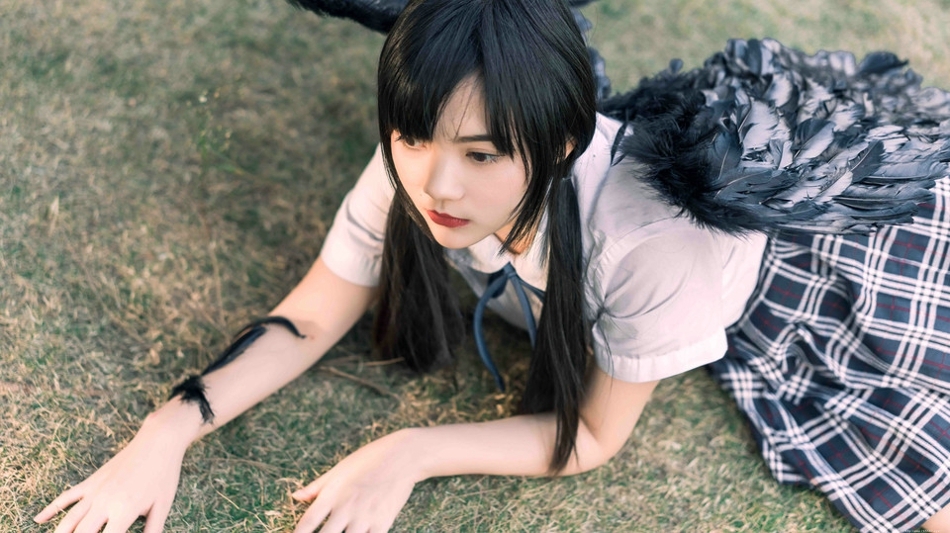 折翼的黑天使眼神魅惑倒在草坪上孤独