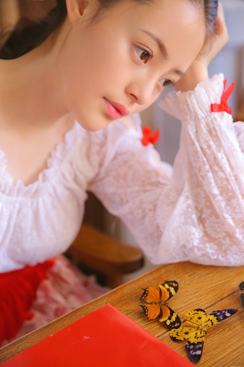 粉红高颜值养眼妹子漂亮脸蛋吸睛写真